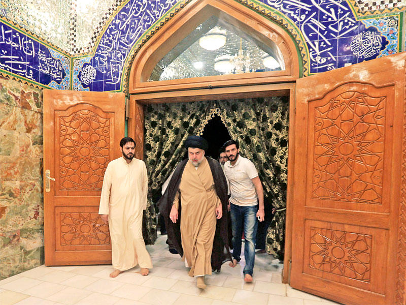 الصدر يزور قبر والديه في النجف بعدما أظهرت النتائج الأولية فوز ائتلافه «سائرون للإصلاح» أمس  (رويترز)