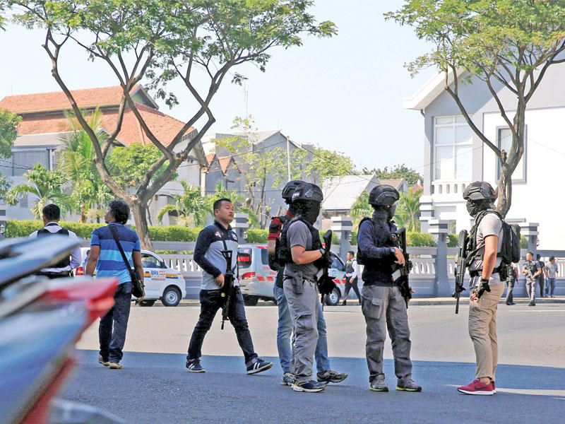 قوات أمن بمحيط مركز الشرطة الذي تعرض للهجوم في سورابايا أمس (رويترز) 