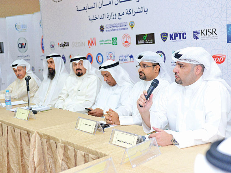 الرويح متحدثاً فى المؤتمر الصحافي