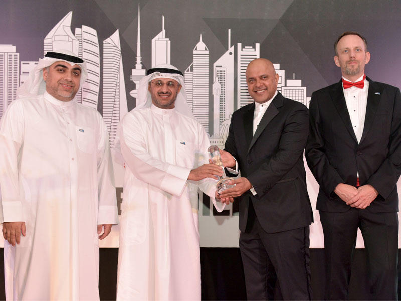 علي السماعيل وقياديو الشركة أثناء تسلم الجائزة 