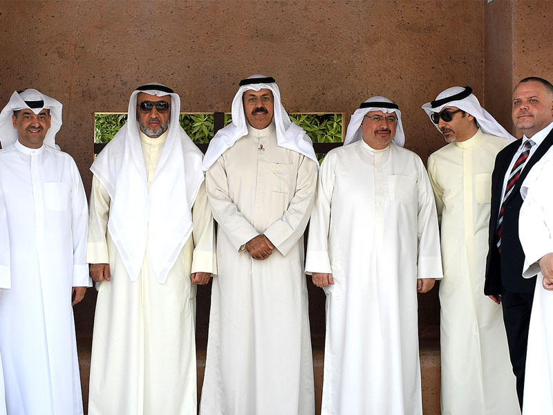 الشيخ أحمد النواف متوسطاً الخشتي والحصّان والمهنا خلال حفل التدشين