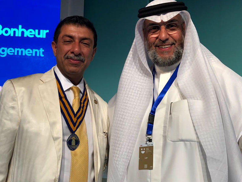 رياض الشرهان وفاروق محمود رئيس المؤتمر الدولي