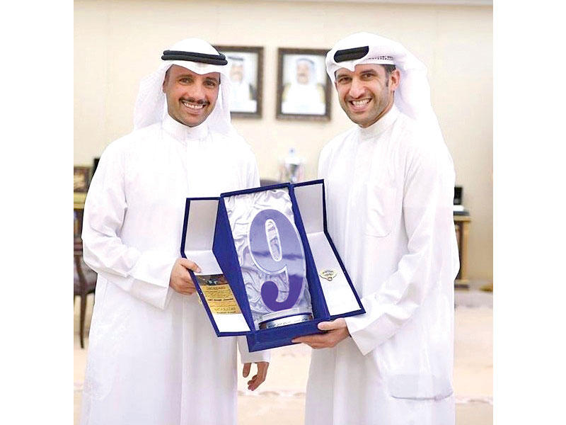 بشار يقدم درعاً تذكارية إلى الغانم