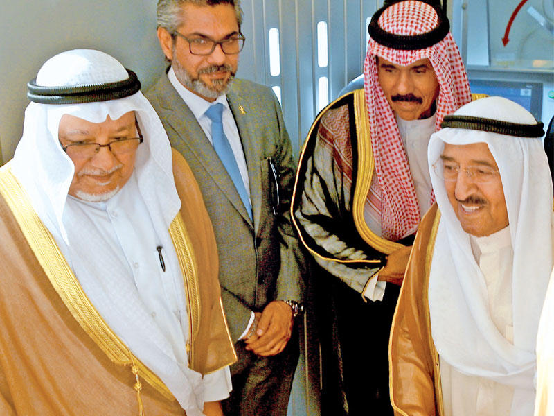 صاحب السمو لدى عودته وفي استقباله ولي العهد ووزير الديوان 