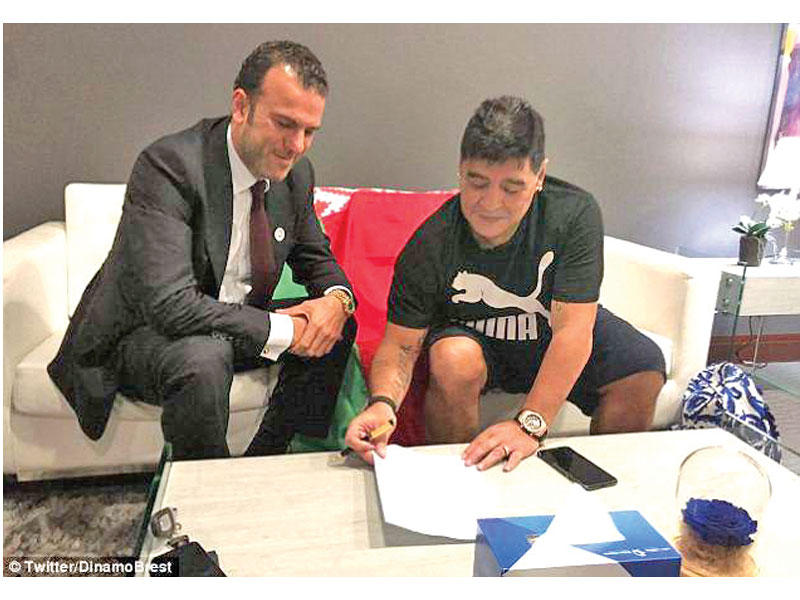 مارادونا بعد توقيعه عقد رئاسة نادي دينامو برست