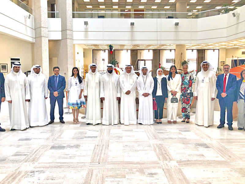 قيادات بنك الكويت الوطني مع فريق «الوطني» المشارك في البرنامج