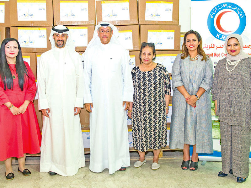 سحر الذربان وعلي البغلي مع إدارة جمعية الهلال الأحمر