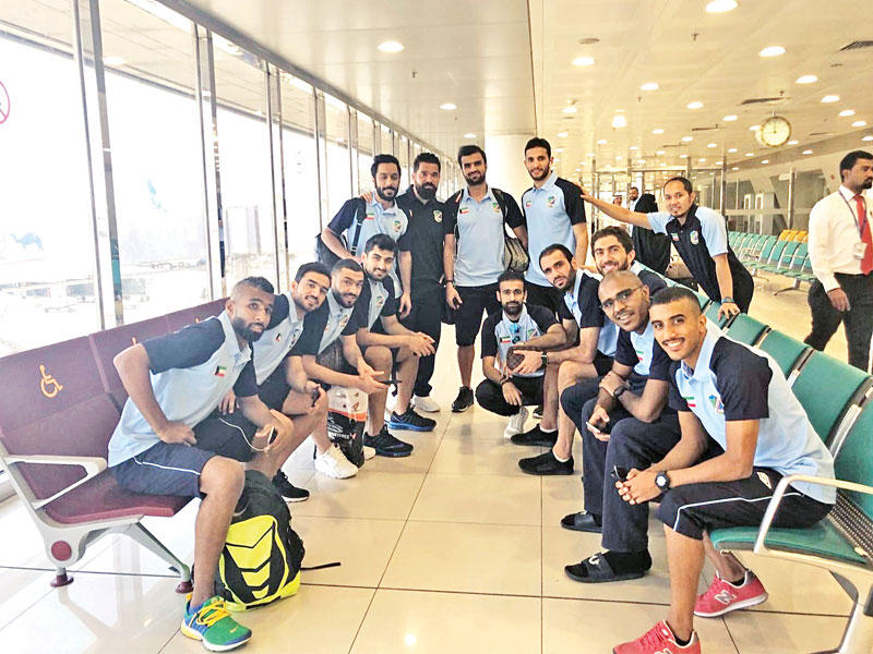 لاعبو السالمية في مطار الكويت قبل المغادرة