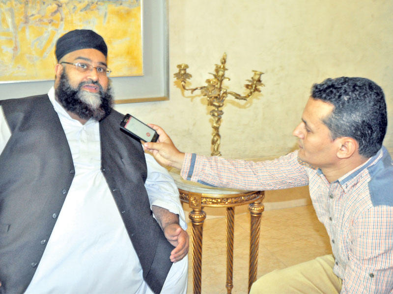 حافظ الأشرفي متحدثاً إلى محرر «الجريدة»