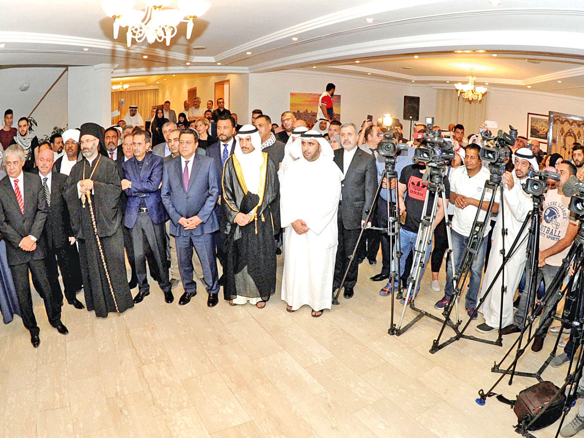 الغانم يتوسط المشاركين في الوقفة التضامنية 