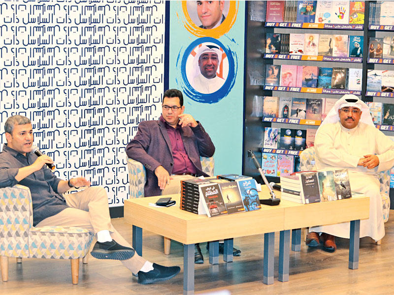 الغازي متوسطاً كرم والرفاعي في الندوة