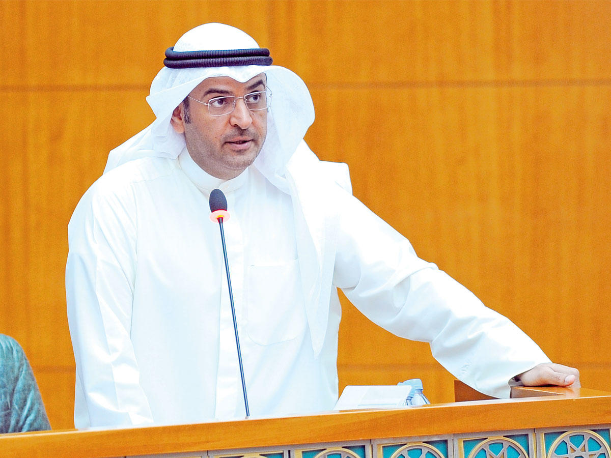 الوزير الحجرف متحدثاً خلال الجلسة