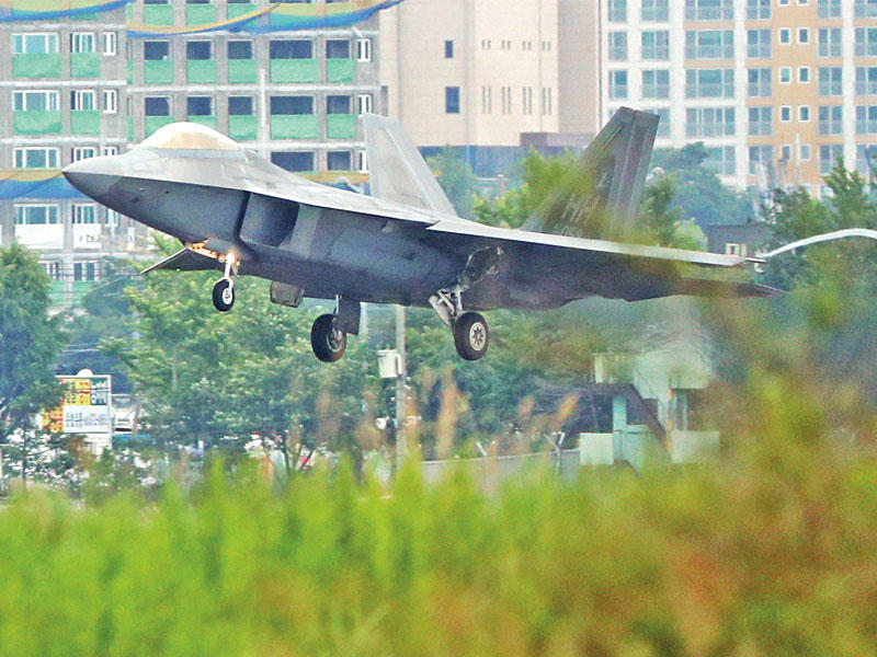 مقاتلة أميركية تقلع من قاعدة غوانجو في سيول أمس n(رويترز)