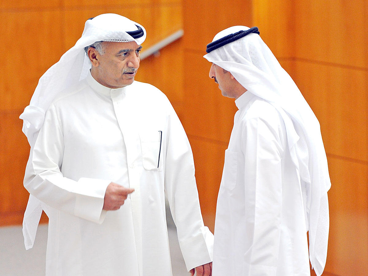 المويزري والبابطين في حديث خلال الجلسة