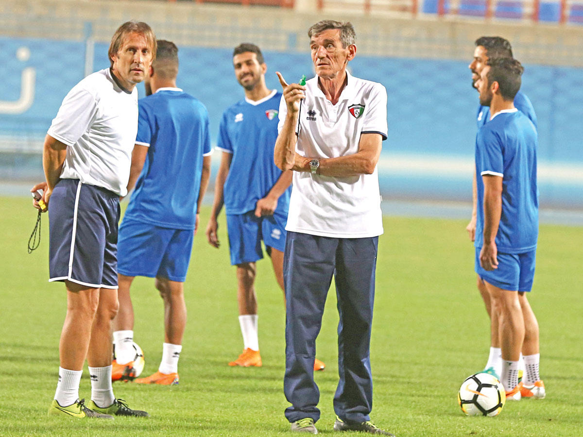 رادي يوجه مساعده خلال التدريبn