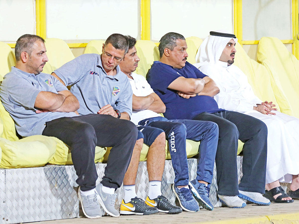 رئيس وفد السالمية تركي اليوسف والمدرب عبدالعزيز حمادة مع الجهاز المساعدn