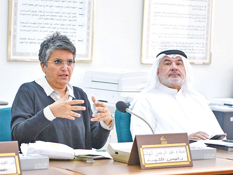 عاشور والهاشم في اجتماع لجنة المرأة أمس
