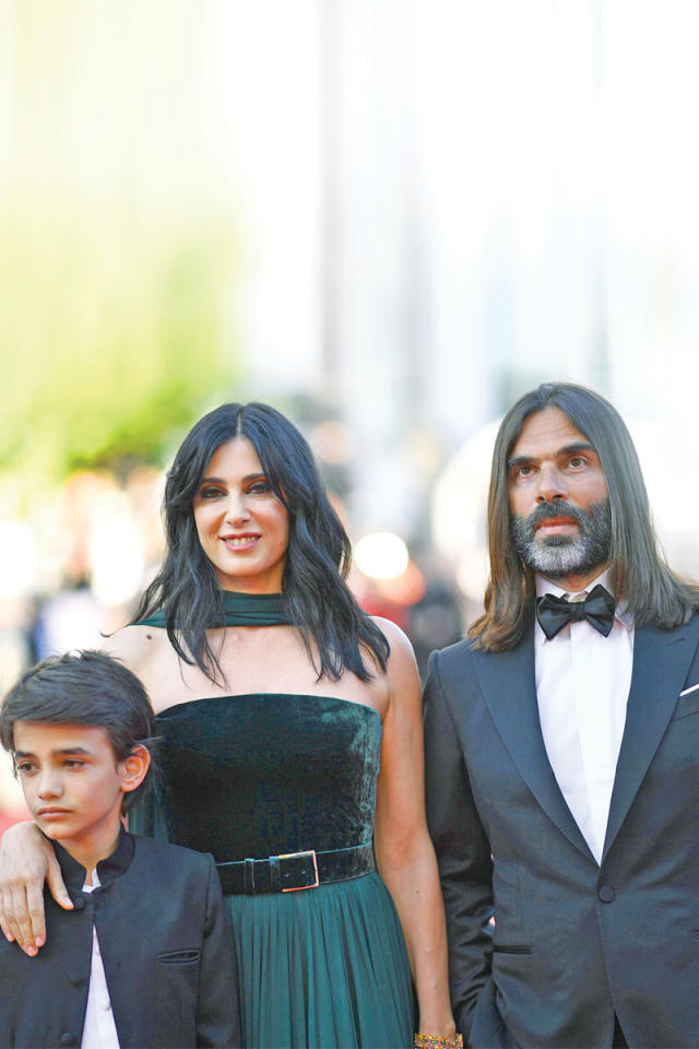 لبكي تتوسط زوجها مزنر وزين