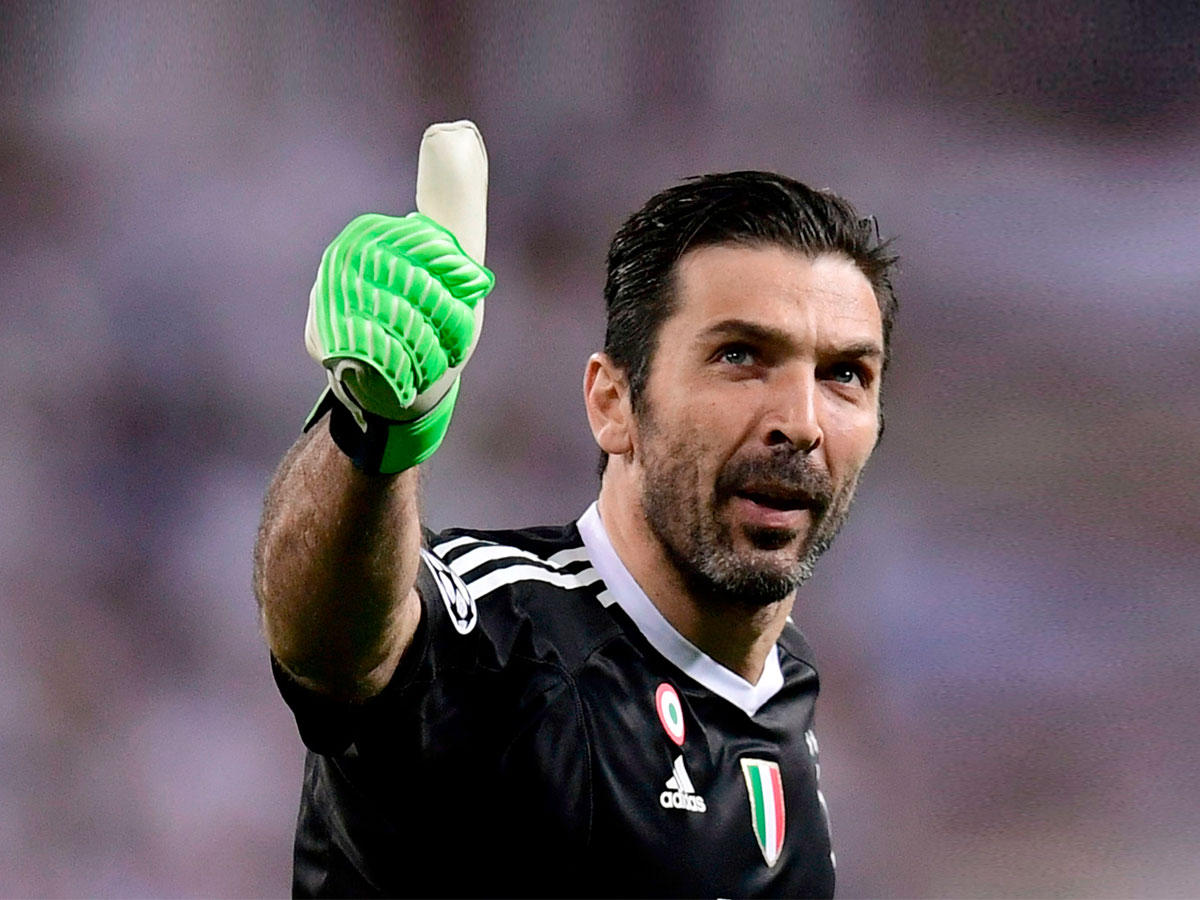  الحارس الإيطالي العملاق جيانوليجي بوفون