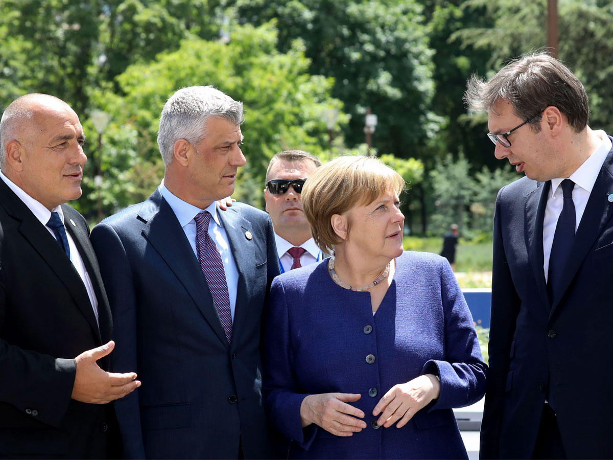 ميركل تتوسط رئيس الوزراء البلغاري بويكو بوريسوف ورئيس كوسوفو هاشم ثاتشي والرئيس الصربي ألكسندر فوسيك قبيل انعقاد قمة الاتحاد الأوروبي وغرب البلقان في صوفيا أمس الأول (أ ف ب)