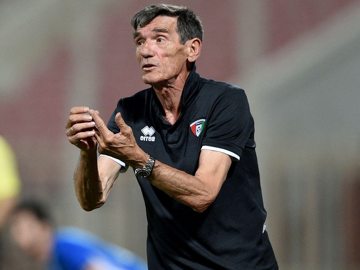 مدرب الفريق الأول لكرة القدم بنادي التضامن الصربي رادي