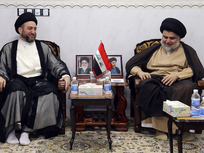 الصدر مستقبلاً الحكيم في النجف أمس الأول  (أ ف ب)