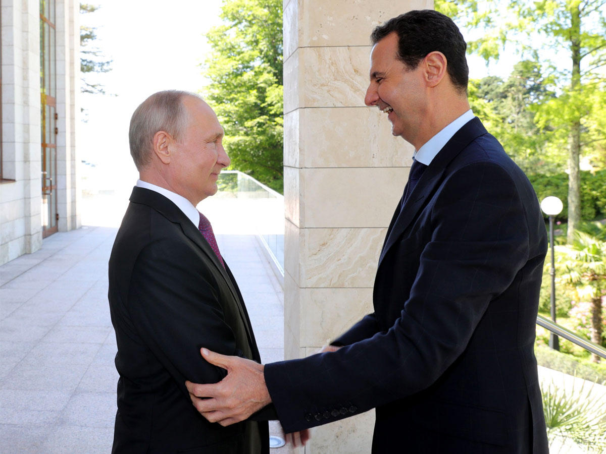 بوتين مستقبلاً الأسد في سوتشي أمس (أ ف ب) 