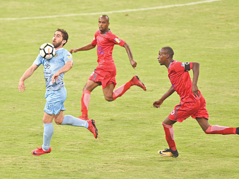 فراس الخطيب يهيئ الكرة لنفسه وينطلق