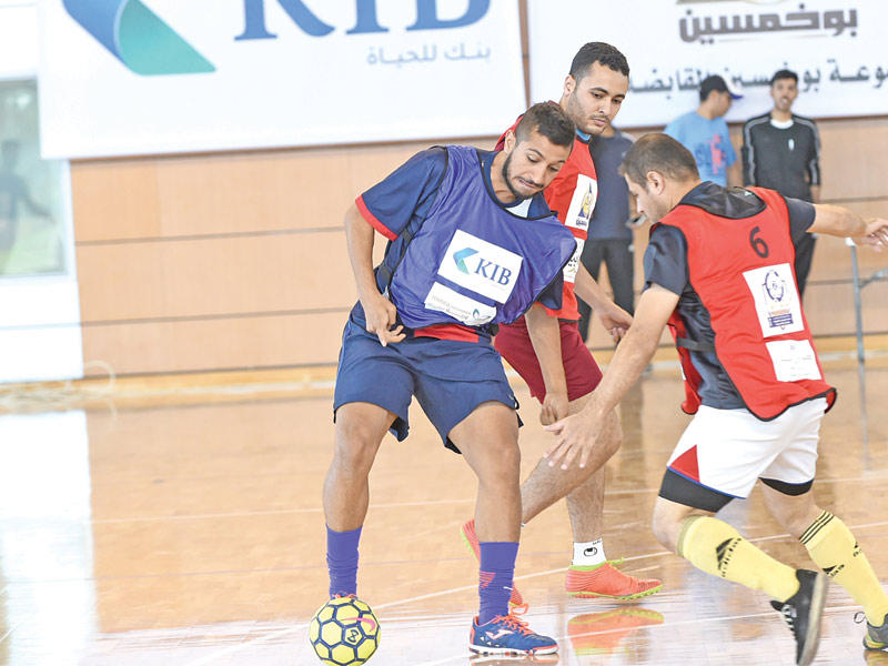 صراع على الكرة في دورة النهار 