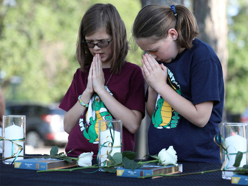 طالبتان تدعوان لأصدقائهما الذين قتلوا في عملية إطلاق الرصاص في مدرسة سانتا فاي أمس الأول (رويترز)