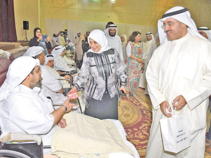 الصبيح خلال توزيعها الهدايا على نزلاء «الرعاية»
