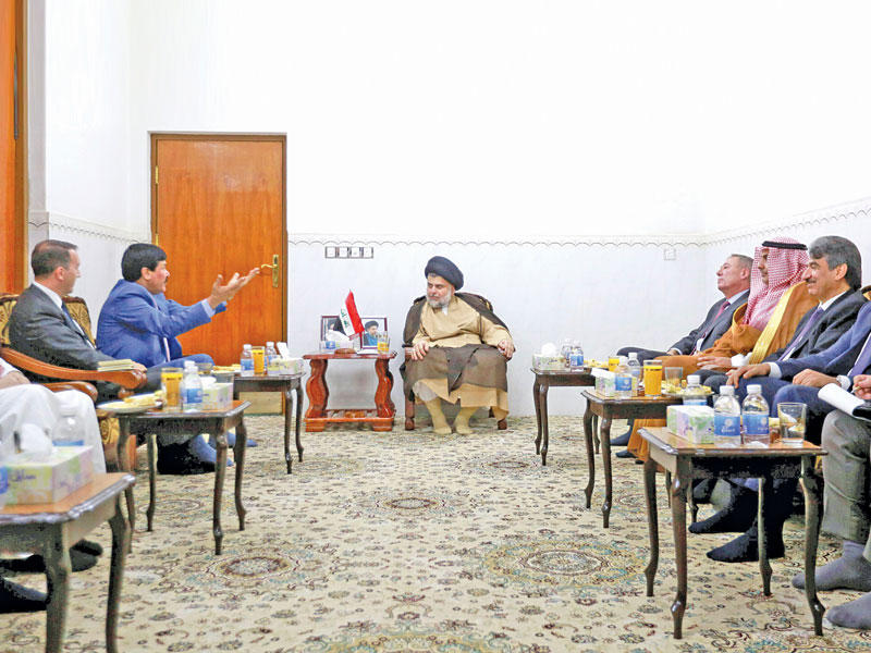 الصدر مستقبلاً السفراء في مكتبه بالنجف أمس الأول (رويترز)