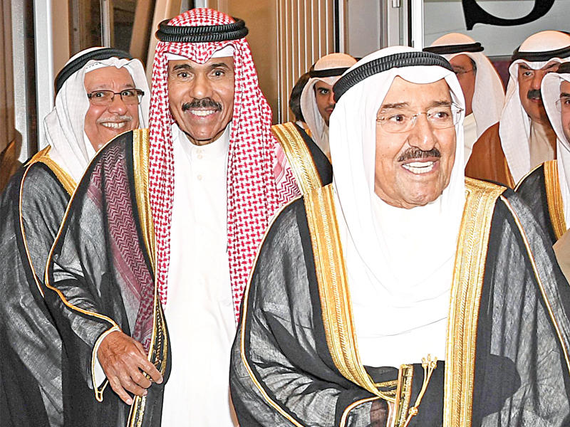 صاحب السمو لدى عودته من القمة الإسلامية في إسطنبول فجر أمس وفي استقباله ولي العهد