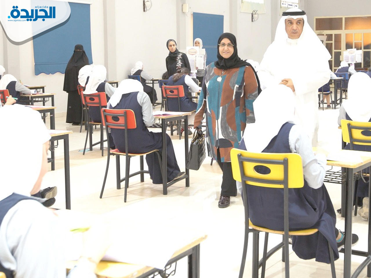 العازمي والخالدي خلال تفقدهما لجان الاختبارات أمس