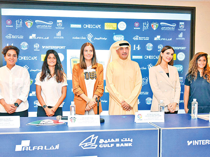 الحضور في المؤتمر الصحافي