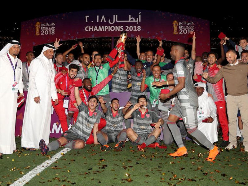 لاعبو الدحيل يحملون كأس البطولة