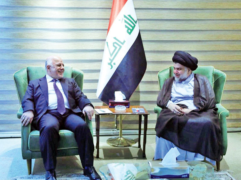 الصدر والعبادي خلال لقائهما في بغداد مساء أمس الأول   (رويترز)