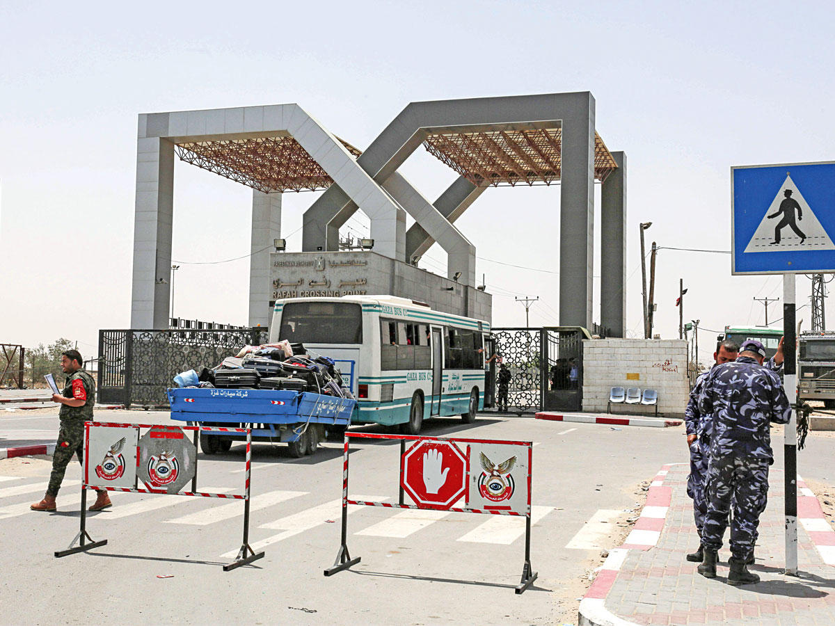  فلسطينيون يجتازون معبر رفح الذي تفتحه مصر طوال رمضان  (أ ف ب ) 