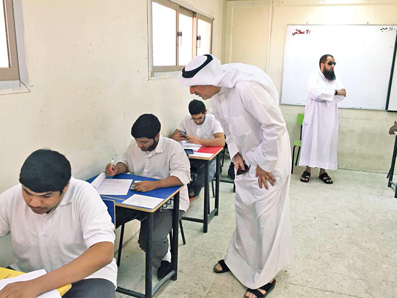 الغيث اثناء تفقده الاختبارات أمس