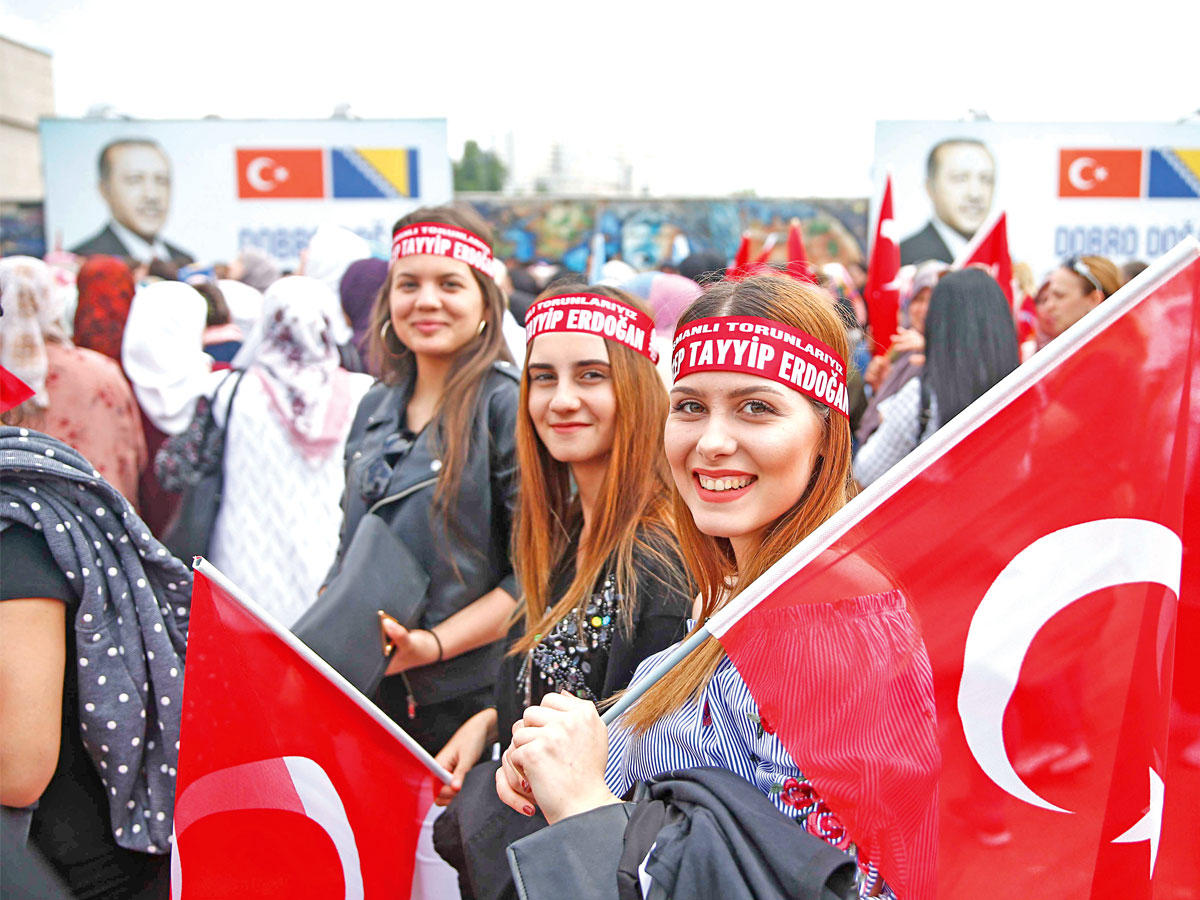 مؤيدات لإردوغان في شوارع سراييفو أمس   (رويترز)