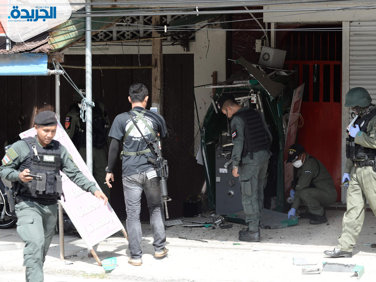 قوات الأمن تعاين الأضرارا في أحد مواقع الانفجارات