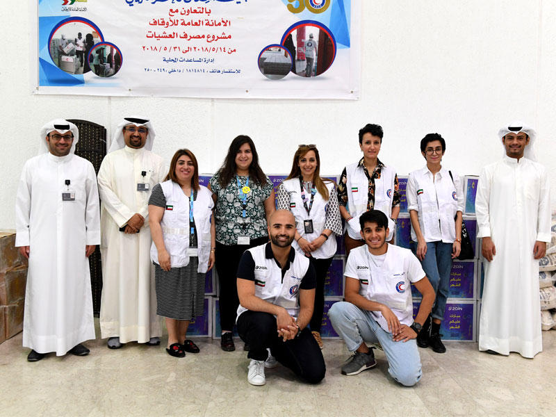 مسؤولو «زين» و«الهلال الأحمر الكويتي» خلال تسليم الماچلة
