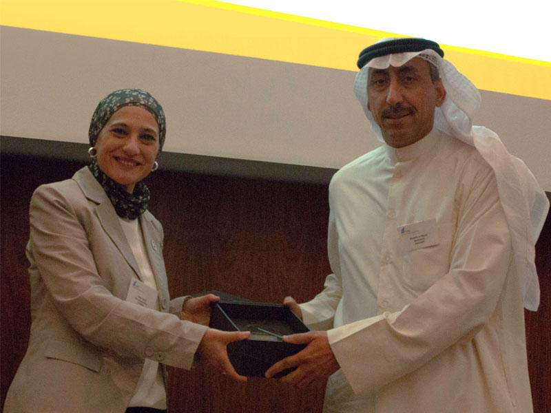 مصطفى النجار يتسلم الجائزة