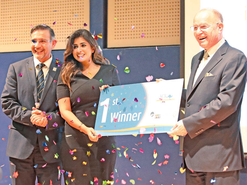 الكلية تكرم الطالبة الفائزة في المسابقة