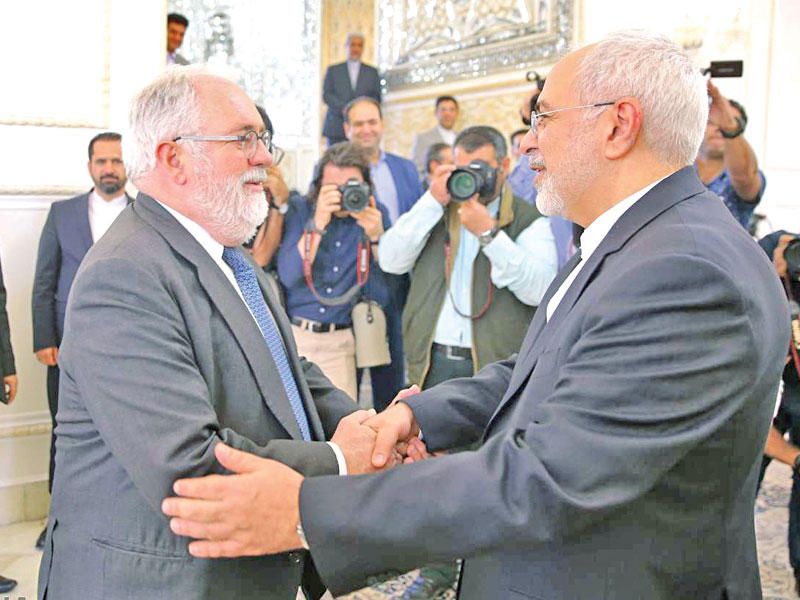 ظريف مصافحاً كانتي في طهران أمس الأول (إرنا)