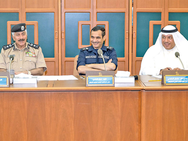 لجنة الشؤون التشريعية والقانونية خلال الاجتماع