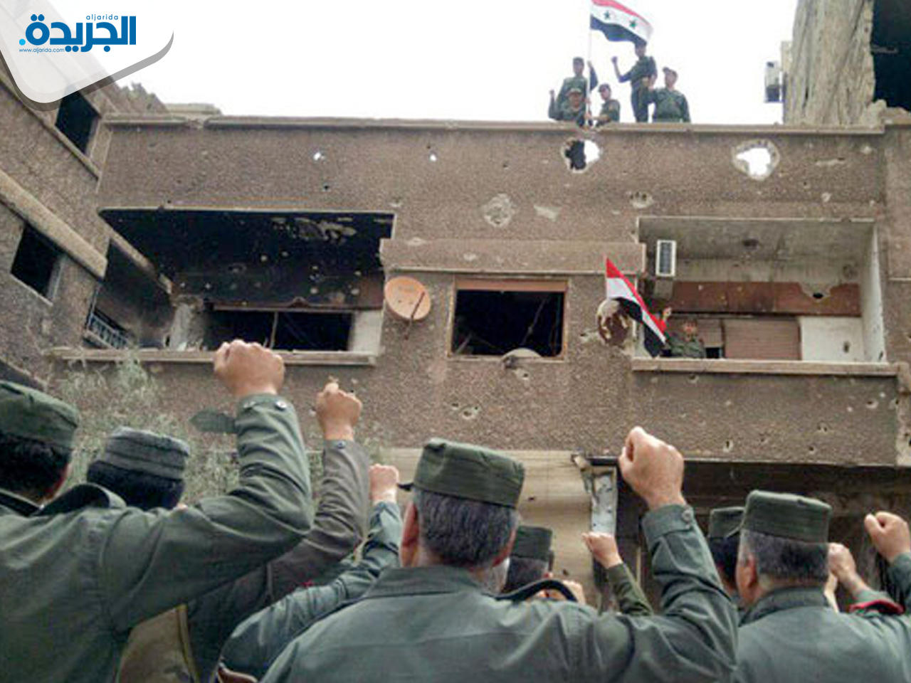 قوات النظام ترفع العلم السوري في مخيم اليرموك