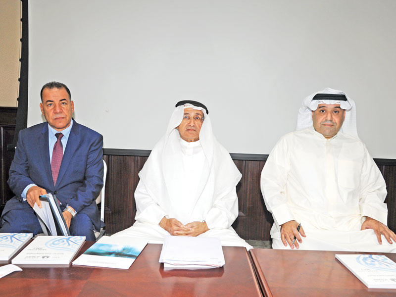 طارق المنصور الأول من اليمين مترئساً «العمومية»   (تصوير عوض التعمري)