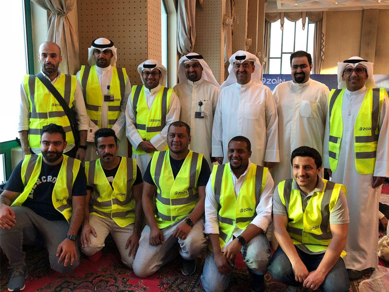 متطوعو «زين» في إحدى صالات الإفطار