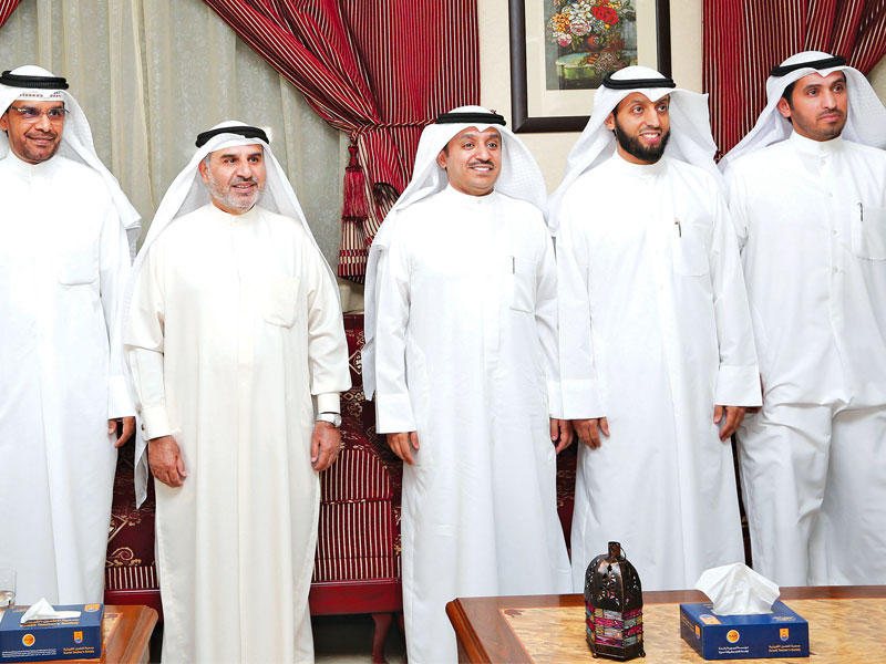 أعضاء جمعية المعلمين وعدد من مسؤولي «التربية» خلال حفل الاستقبال